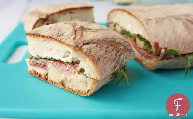 Sandwich de Picnic presat cu ardei roșu prăjit și răspândire Pepperoncini