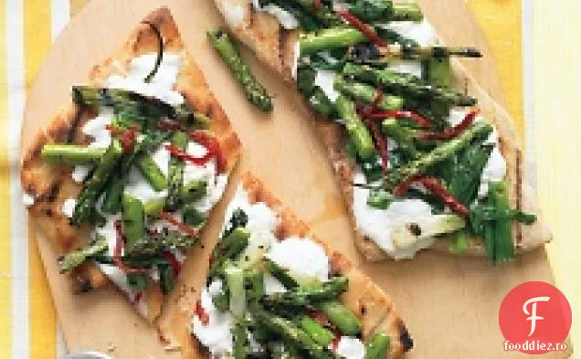 Pizza la grătar cu sparanghel și roșii uscate la soare