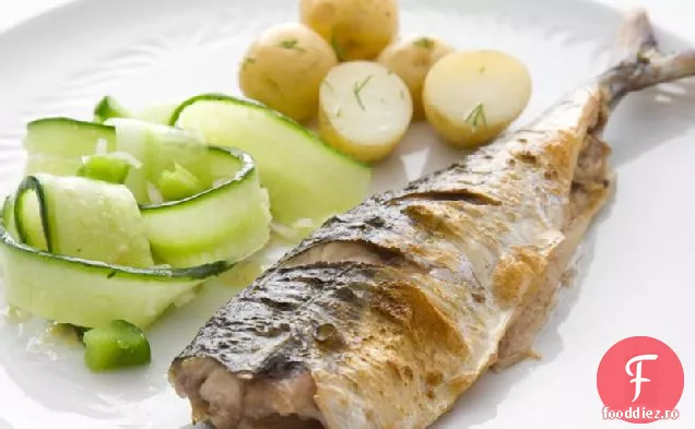 Macrou cu salată de castraveți