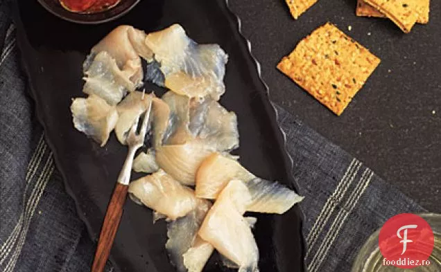 Macrou Gravlax cu piure de ardei roșu prăjit