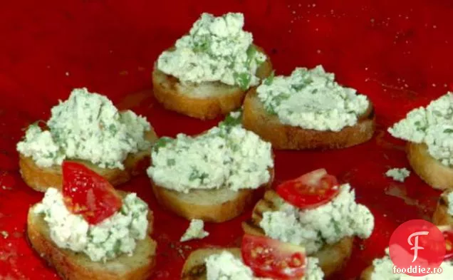 Bruschetta de brânză fermieră cu piper negru-busuioc cu roșii