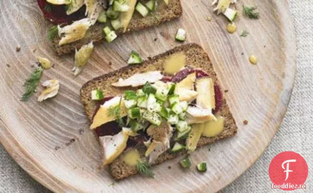 Tartină De Macrou, Sfeclă Roșie Și Castraveți