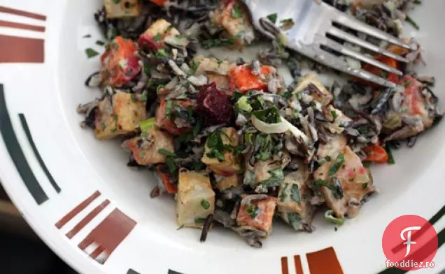 Salată de orez sălbatic cu legume prăjite și pansament cu lămâie-tahini