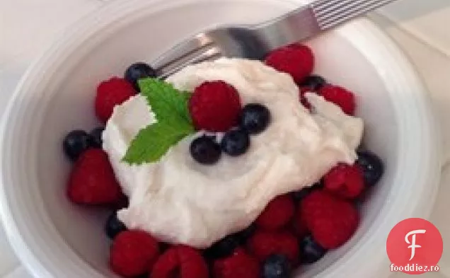 Fructe de padure cu Ricotta de vanilie si menta