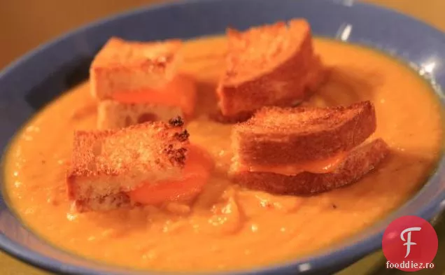 Supă de legume rădăcinoase prăjite cu crutoane de brânză la grătar