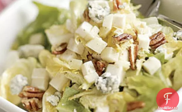 Escarole Cu Măr Verde, Rădăcină De Țelină , Nuci Pecan Prăjite Și C Albastru