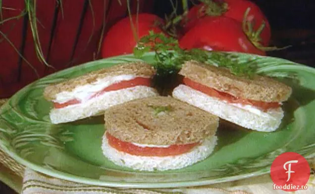 Sandwich de roșii cu pătrunjel sau busuioc