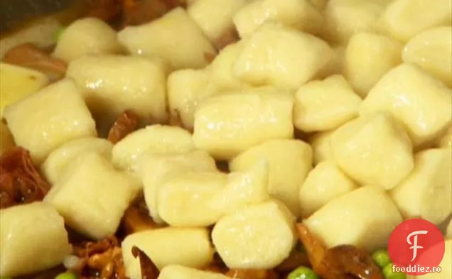 Gnocchi cu Prosciutto, mazăre de primăvară și galbenele