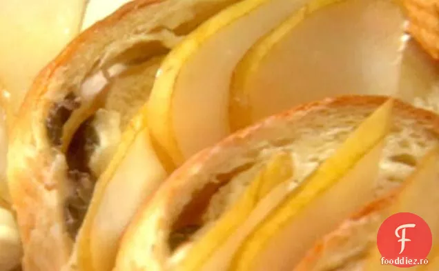 Cotlet de porc în sos cremos de șampanie și pâine cu stafide cu Mascarpone și pere