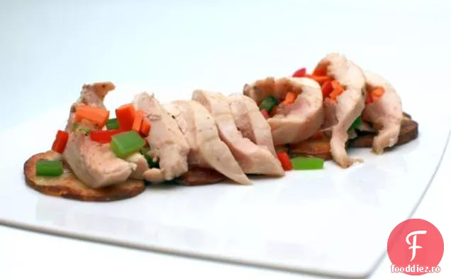 Ruladă de pui cu legume amestecate și cartofi prăjiți în tigaie