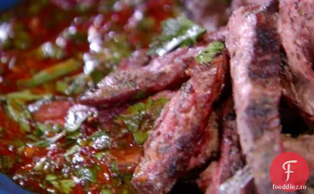 Friptură de fustă la grătar cu Chimichurri roșii verzi și fumurii