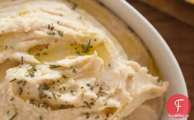 Usturoi Prăjit Și Hummus De Fasole Albă, Servit Cald