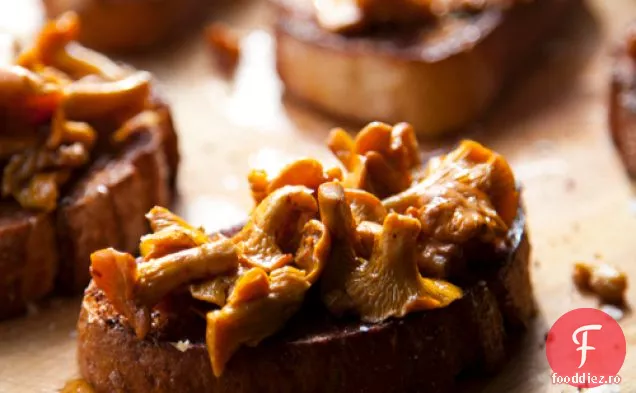 Pur Și Simplu Gătite Chanterelles Cu Pâine Prăjită De Usturoi