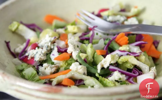 Salată de legume tocată cu sos de lămâie-usturoi