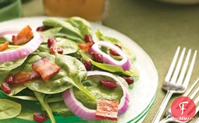 Salată de spanac de afine cu sos de slănină