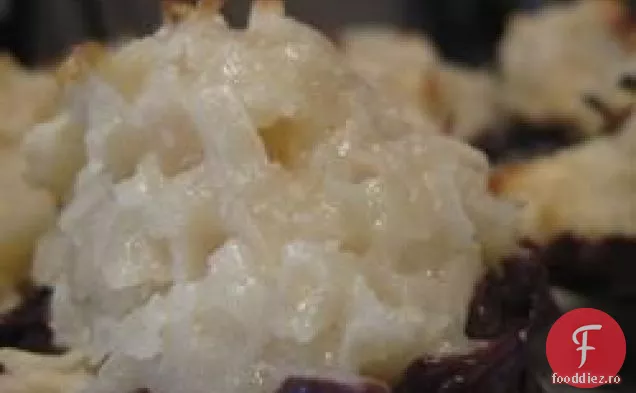 Macaroane De Nucă De Cocos Ușor Acoperite Cu Ciocolată