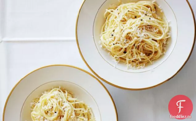 Spaghettini Cu Usturoi Și Chile Uscate