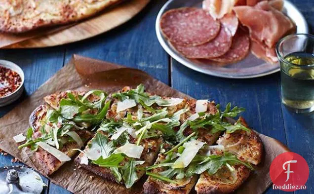 Pizza de cartofi cu salată de rucola