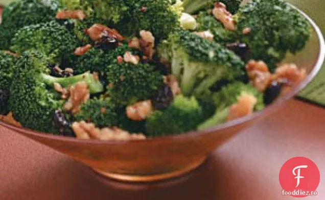 Broccoli cu nuci și cireșe