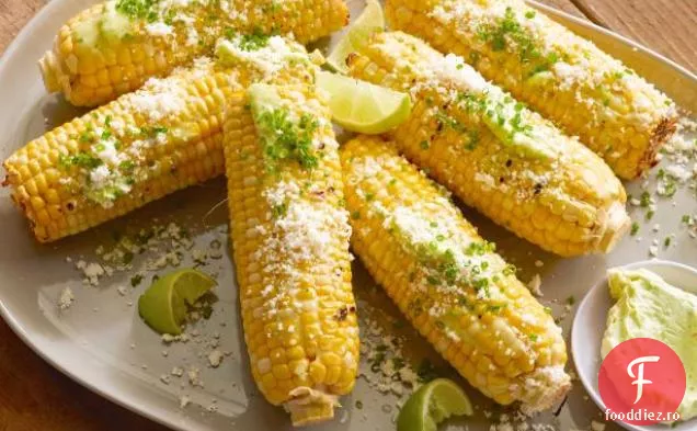 Porumb la grătar pe știuleț cu unt de usturoi, tei proaspăt și brânză Cotija