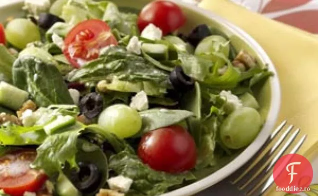 Salată grecească cu struguri verzi