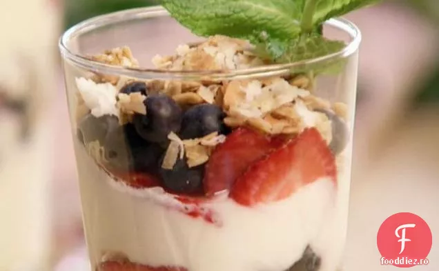 Parfait de fructe de pădure cu Granola de nucă de cocos