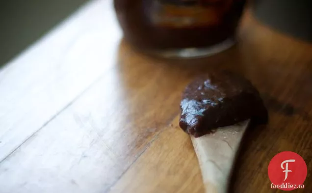 r: sos bbq care este fierbinte, dulce și negru ca păcatul