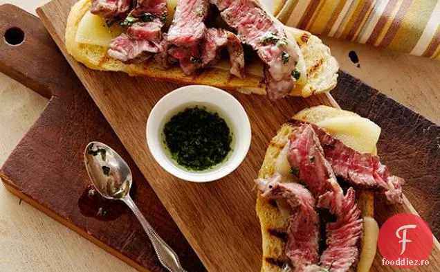 Mini sandvișuri cu friptură cu față deschisă pe pâine cu usturoi cu provolon îmbătrânit și ulei de pătrunjel