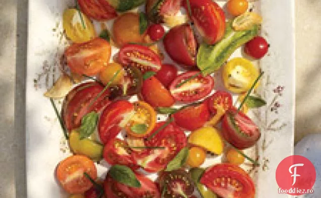Salată De Roșii Heirloom Cu Ulei De Usturoi