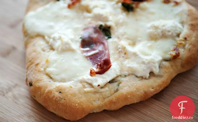 Patru Pizza Cu Brânză Cu Usturoi Și Crustă De Rozmarin