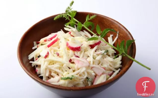 Salată Germană de Kohlrabi-măr-ridiche