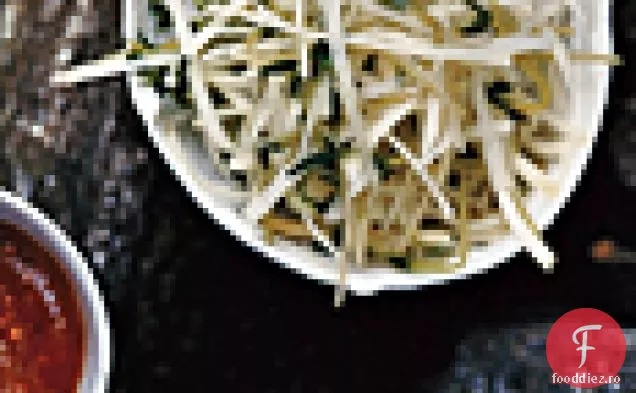 Șuvițe de Kohlrabi și lăstari de mazăre cu pansament de susan