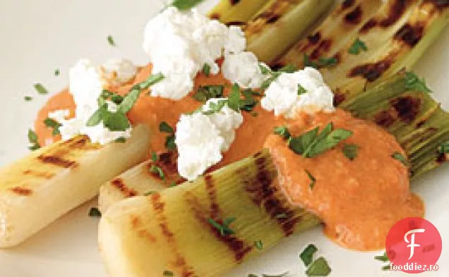 Praz La Grătar Cu Vinegretă De Piper Prăjit Și Brânză De Capră