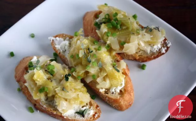 Crostini Cu Brânză De Capră Și Confit De Praz