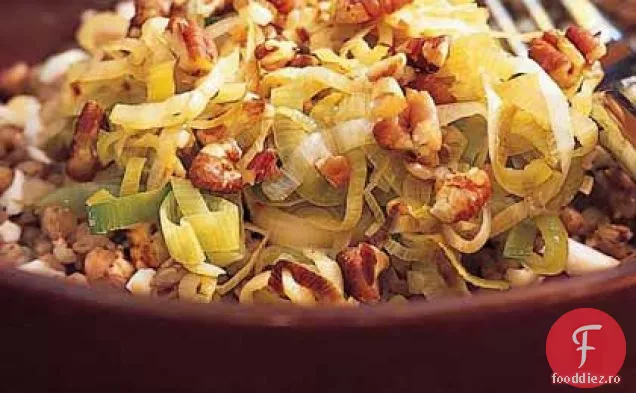 Kasha cu praz și nuci pecan prăjite