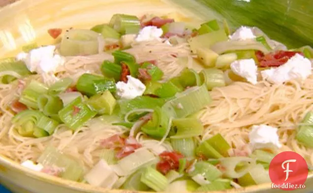 Praz sotat cu Prosciutto și brânză de capră peste Capellini