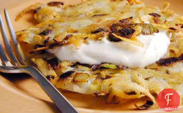 Latkes de praz, cartofi și chimen cu smântână condimentată