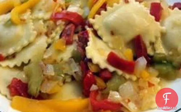 Ravioli cu brânză cu topping cu trei ardei