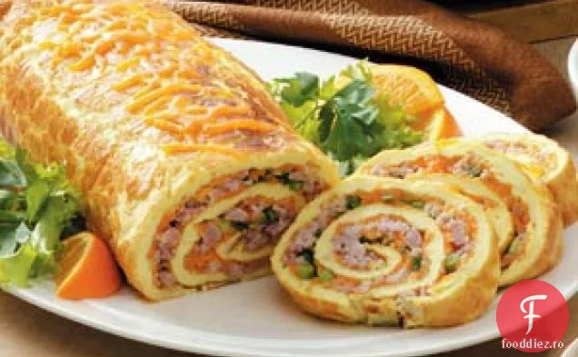 Rulă de omletă cu șuncă și brânză