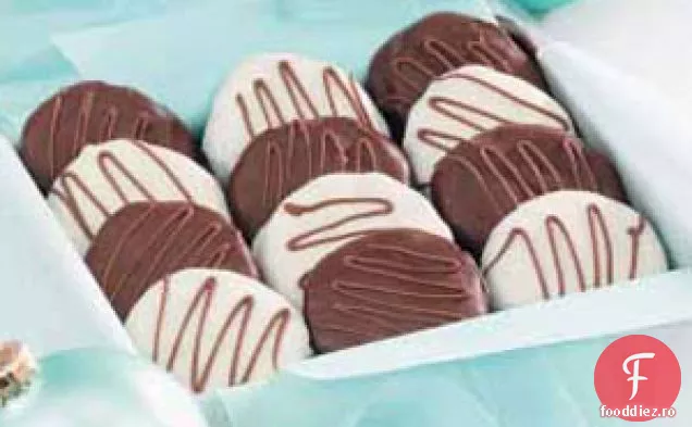 Biscuiți înmuiați în ciocolată