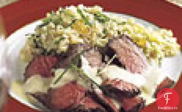 Filet de vită la grătar cu sos de usturoi prăjit și Quinoa de praz-roșii