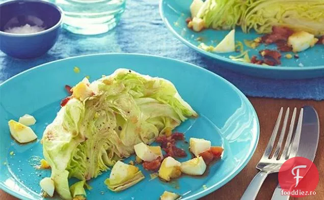 Salată Iceberg cu sos de bacon cald