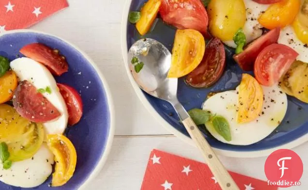 Salată de roșii, mozzarella și busuioc