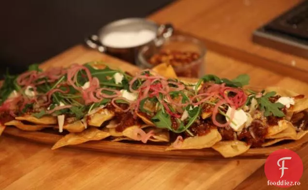 Ragu Nachos cu cârnați dulci și picante cu ceapă murată