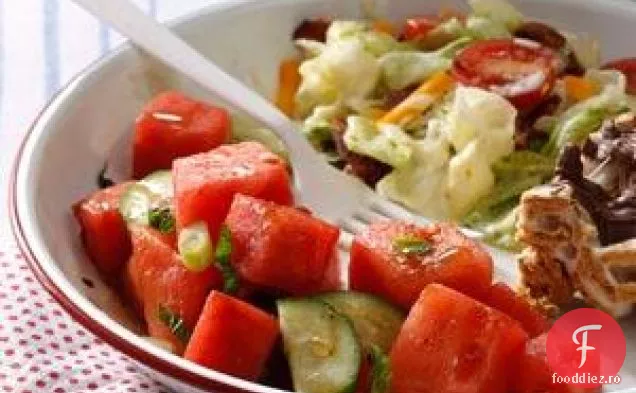 Salată de castraveți cu mentă și pepene verde