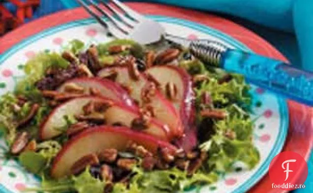 Salată verde cu pere pecan