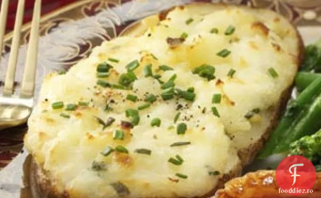 Cartofi copți de două ori umpluți cu brânză