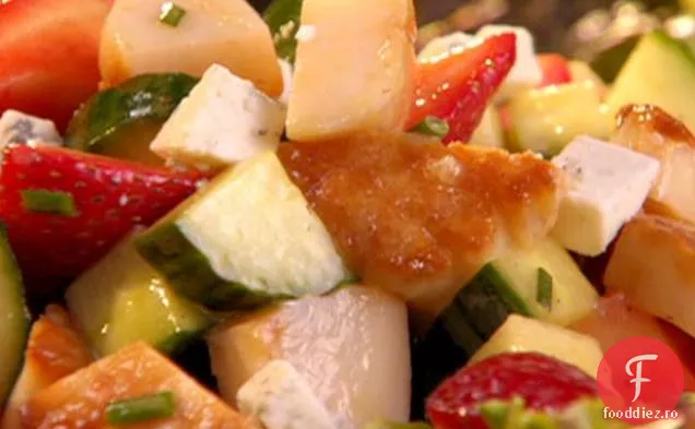 Salată de scoici cu căpșuni, castraveți și gorgonzola în vinaigretă de citrice-Dijon