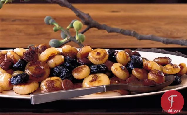 Ceapă caramelizată cu castane și prune uscate