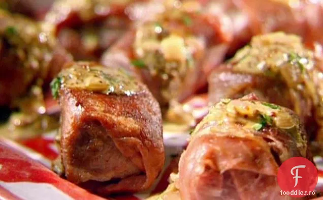 Cuburi de vită învelite în prosciutto cu sos de muştar